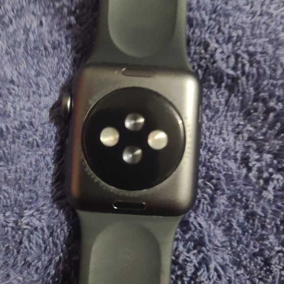 Apple Smart Watch Series 3 GPS 38 mm Silver Aluminum Case  Apple watch series 3 aluminum with sport band and charger